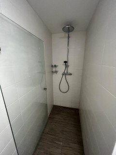 Binnen werd de vorige douche vervangen door een regendouche